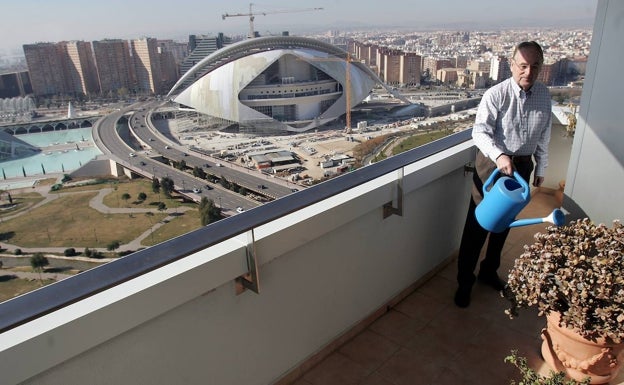 Fotografía de archivo del propietario del ático de la Torre de Francia tres años después de inaugurarse, con la Ciudad de las Artes y las Ciencias al fondo. 