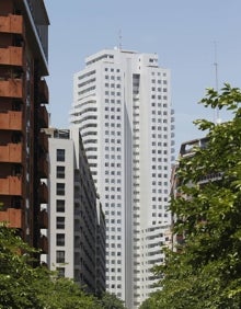 Imagen secundaria 2 - Dos imágenes de archivo de la Torre de Francia en construcción, hace ahora veinte años. A la derecha, en la actualidad.