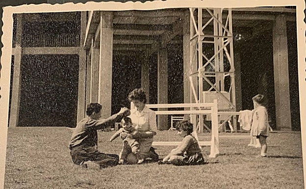 Escena familia bajo la imponente grada sur de Mestalla. 