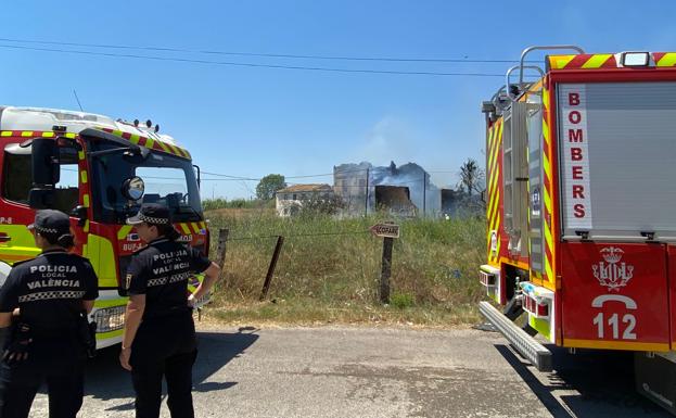 Imagen principal - Policías y bomberos en el lugar de los hechos. 