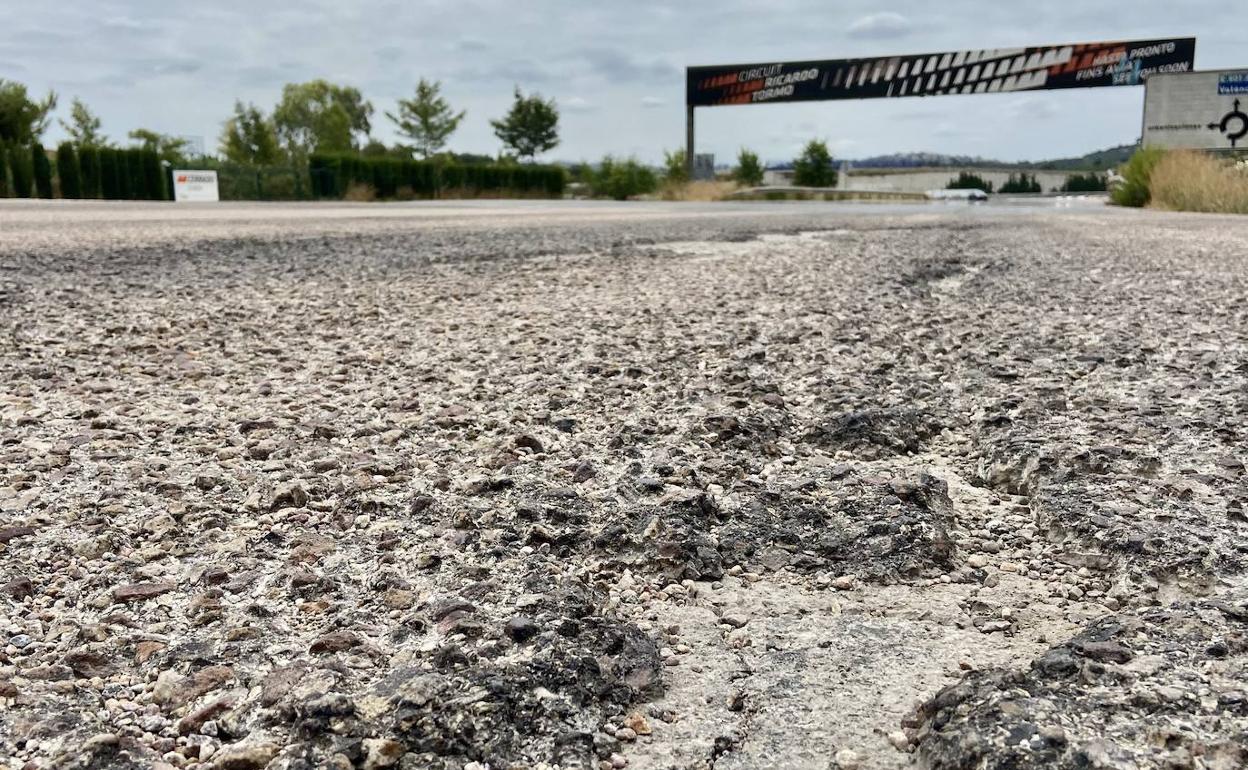 Estado del firme de la carretera que da acceso a la puerta principal del Circuit. 
