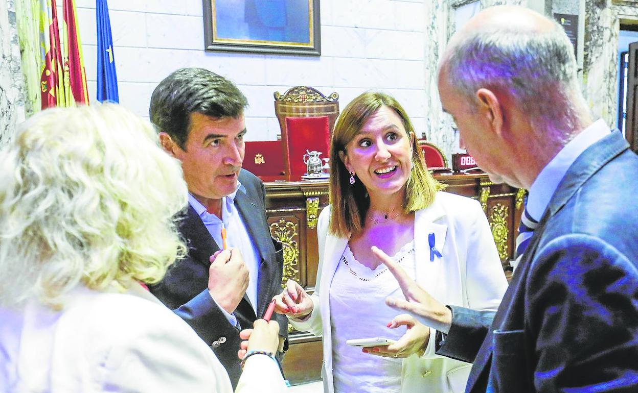 Debate. Portavoces de PP, Ciudadanos y Vox antes de acordar abandonar el pleno. 