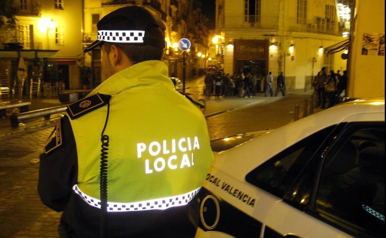 Un agente en una calle del centro de Valencia. 