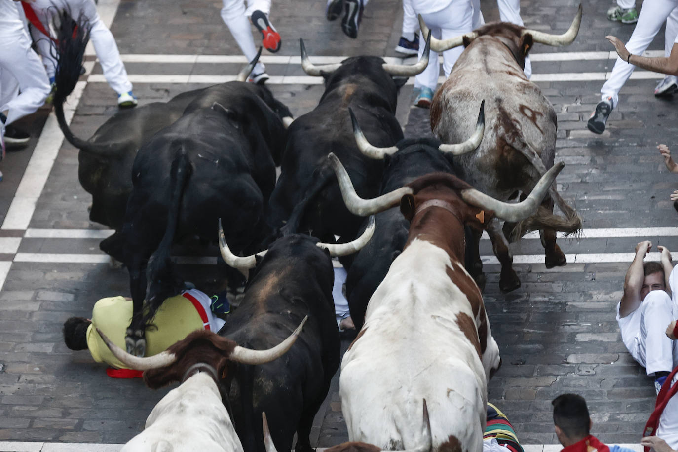 Los mozos corren ante los toros de la ganadería Victoriano del Río. 