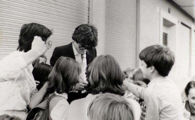 El cantante alcanzó el éxito gracias a 'Latino'. En la imagen, firmando autógrafos a un grupo de niños. 