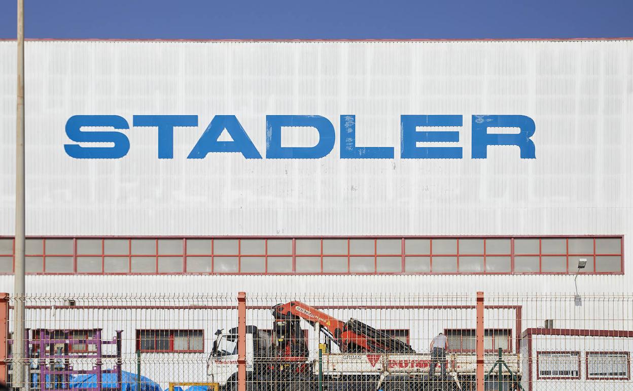 Fachada de la factoría de Stadler en Albuixech. 