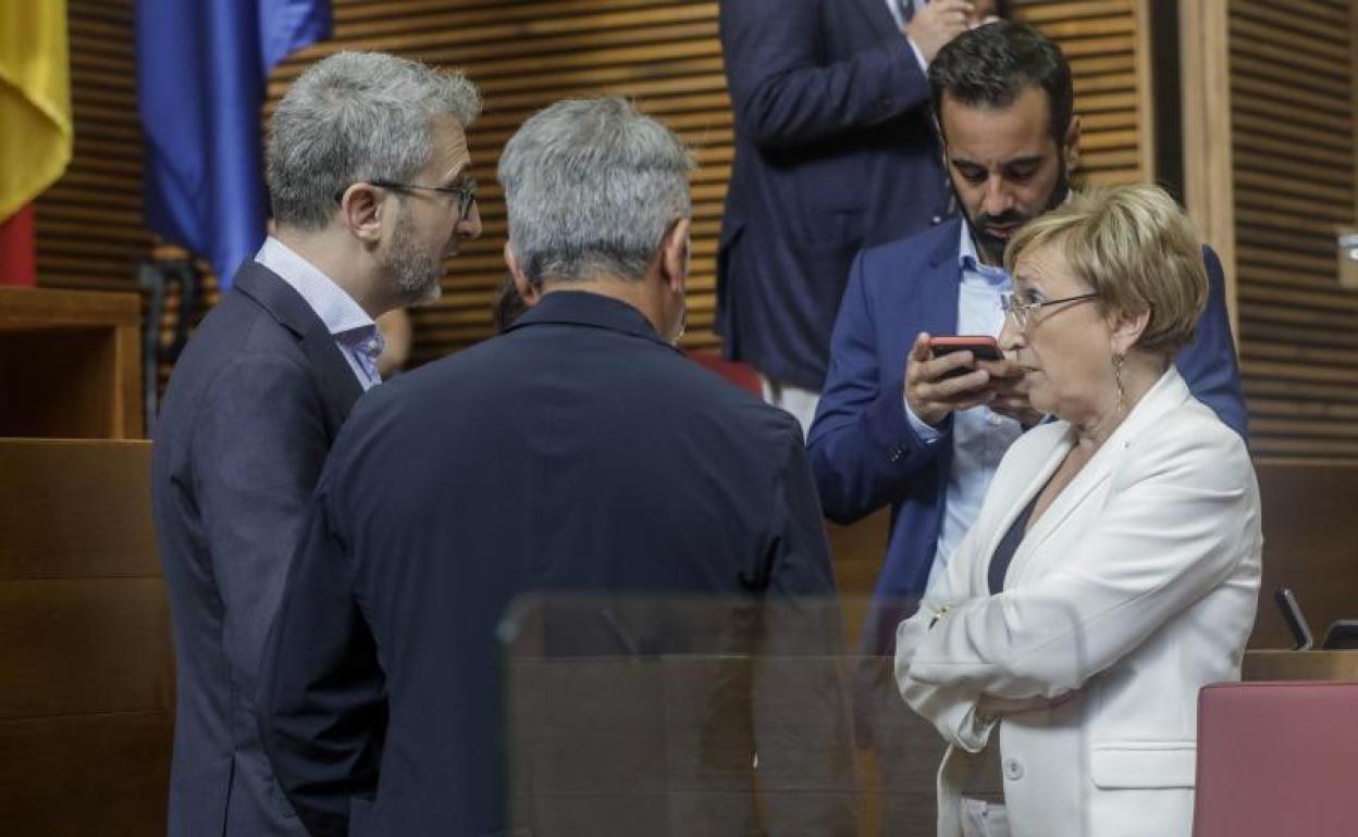 El conseller de Hacienda, el socialista Arcadi España, habla con el alcalde de Xàbia, José Chulvi, y la síndica del PSPV, Ana Barceló. 