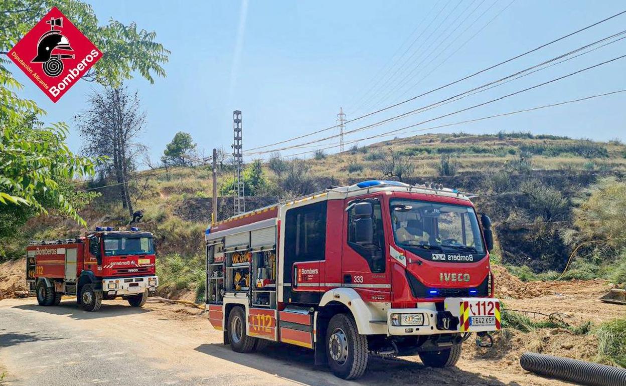 Los bomberos trabajan con varias dotaciones en la extinción del incendio.