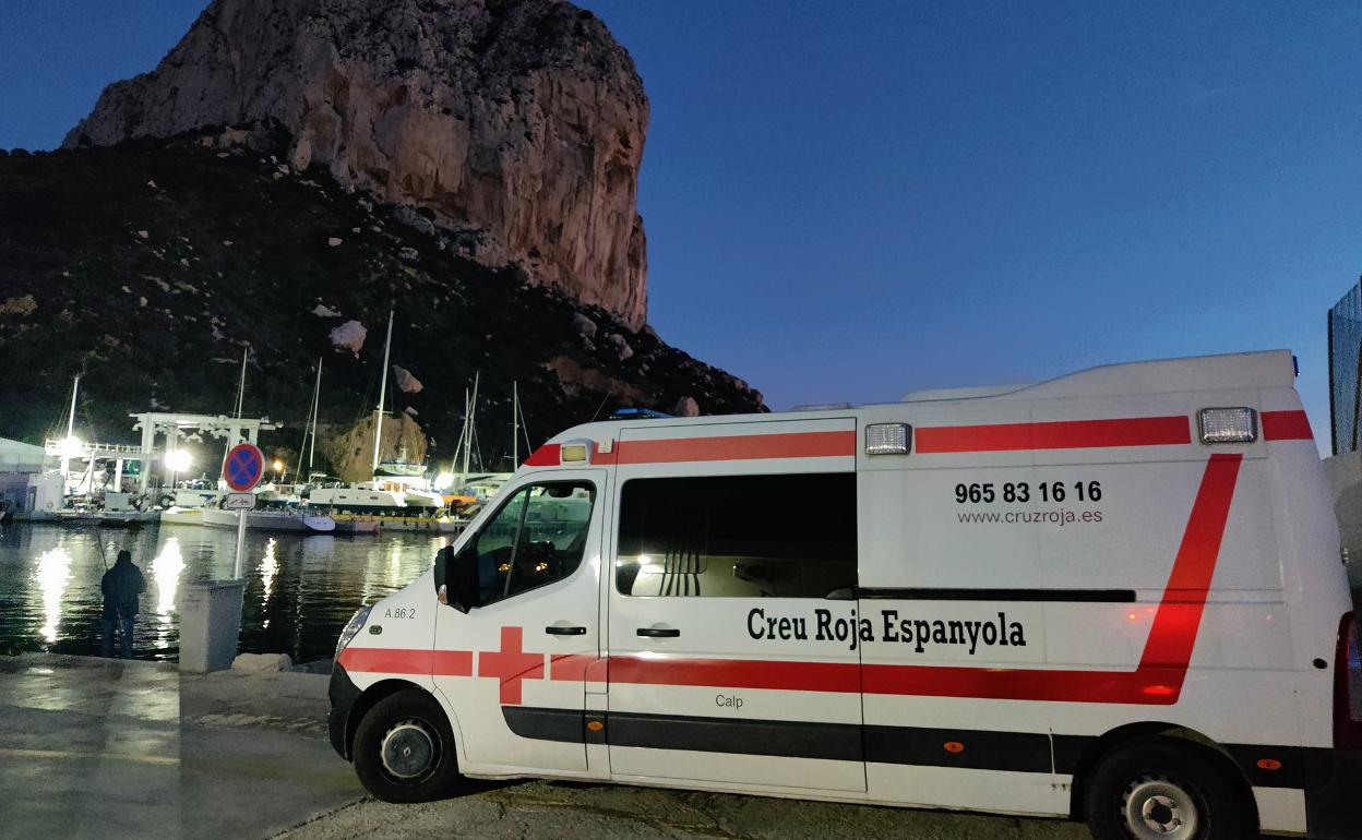 Imagen de una ambulancia de Cruz Roja bajo el peñón d'Ifach