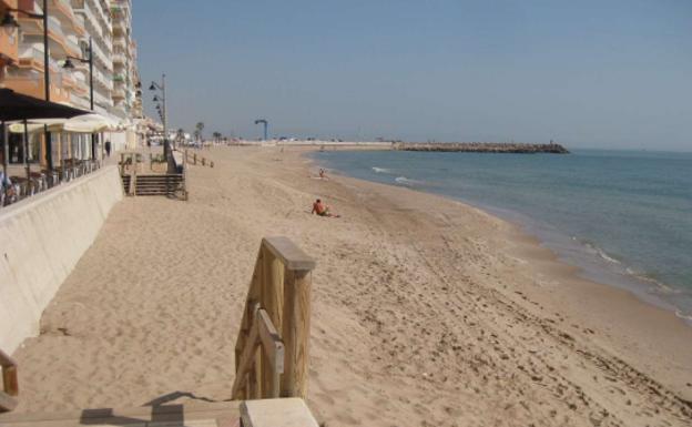 Playa de El Perelló afectada por la regresión.