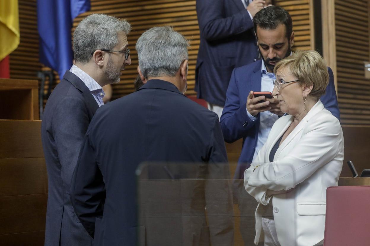 Arcadi España, José Chulvi (de espaldas), José Muñoz y Ana Barceló, ayer en Les Corts. irene marsilla