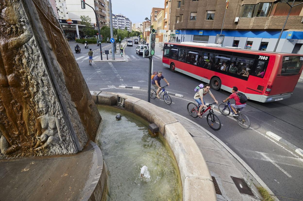  Ciclistas y patinetes circulan por el carril bici de Avenida Consitución a la altura de una rotonda. 