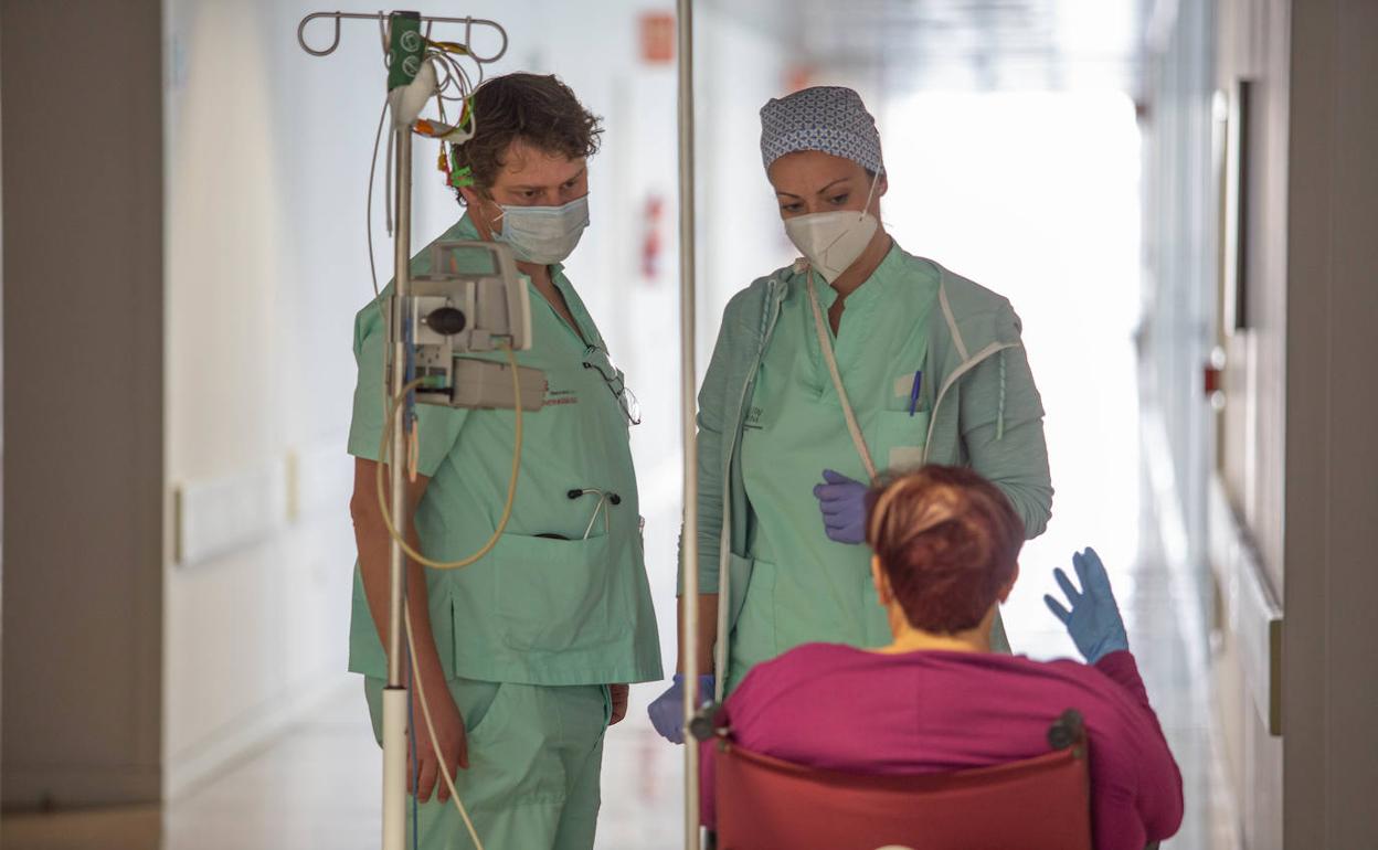 Profesionales con paciente en el hospital. 