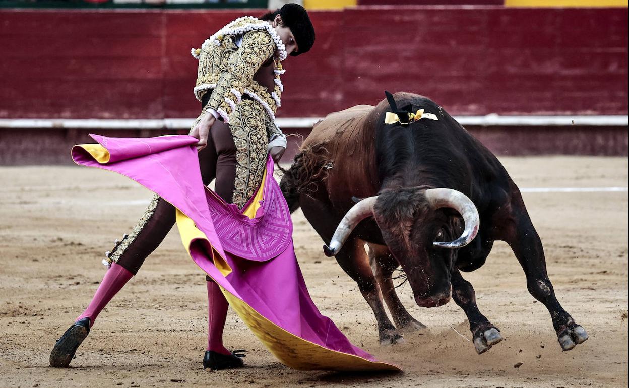 Roca Rey da un pase al tercero de la tarde. 