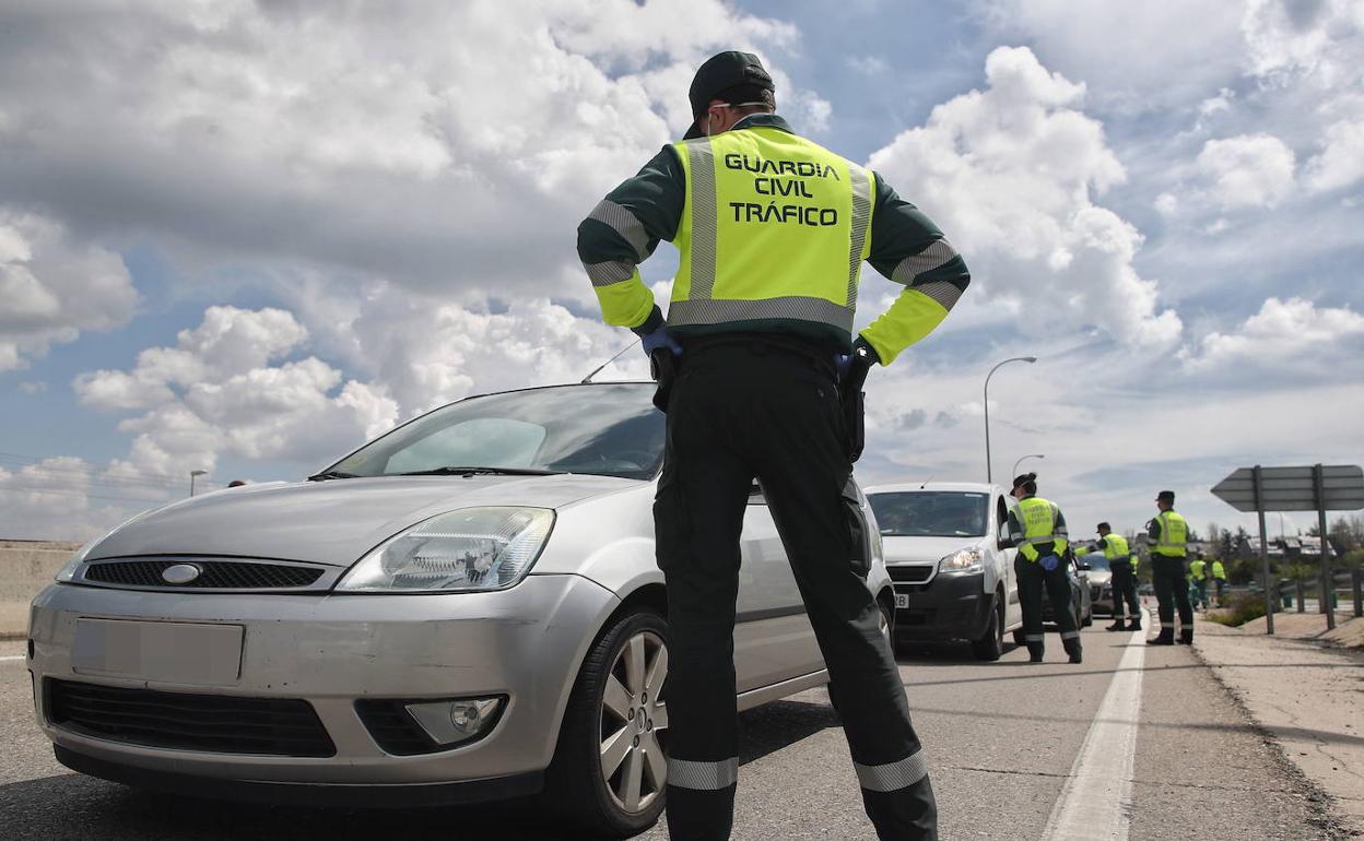 Control de la DGT en una carretera. 