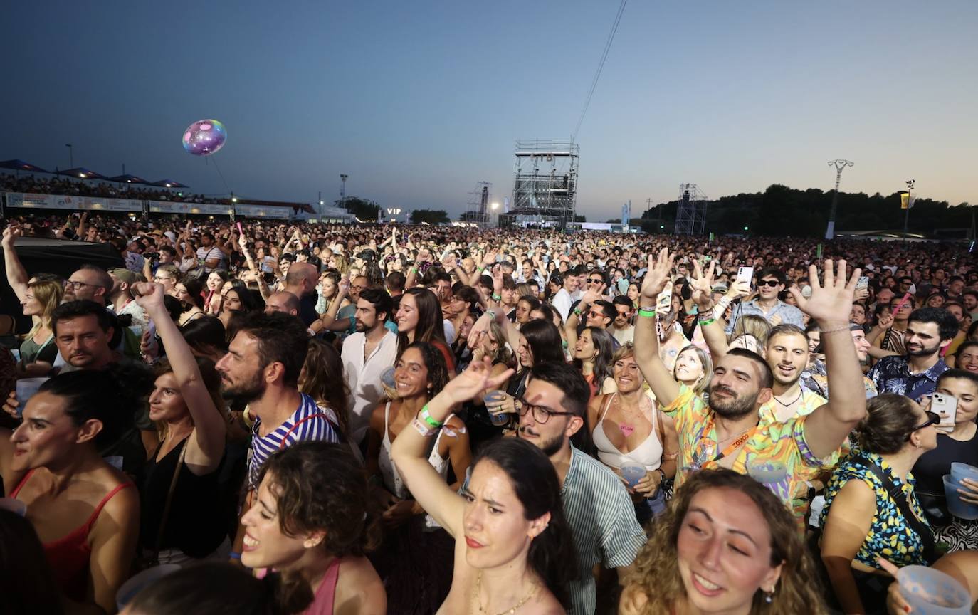 Fotos: Segundo día del FIB: The Kooks, Dorian y Steve Aoki hacen bailar Benicàssim