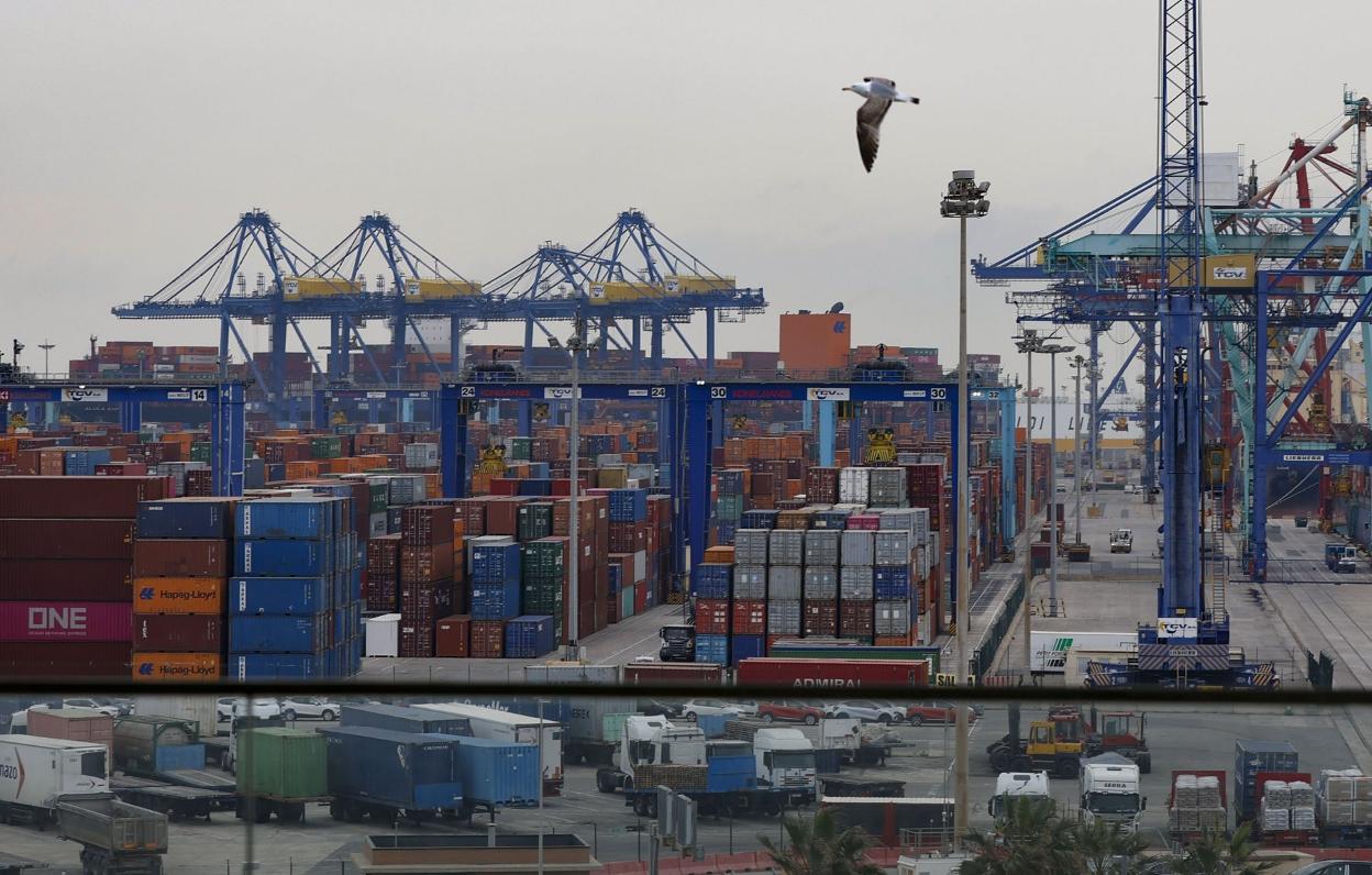 Terminal de contenedores del Puerto de Valencia. jesús signes