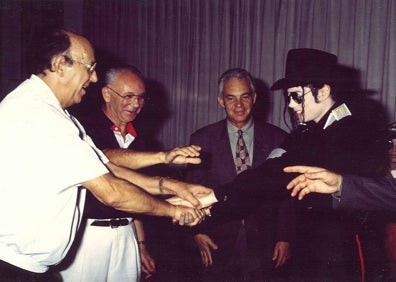 Imagen secundaria 1 - 1. El cantante Julio Iglesias, los empresarios Andrés Ballester y José Lladró y el alcalde de Altea, Miguel Ortiz, cuando se presentó Villa Gadea. 2. El cantante Michael Jackson, durante su visita a la Ciudad de la Porcelana en 1992. 