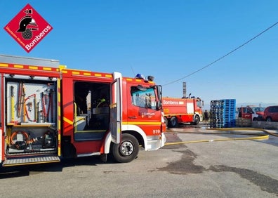 Imagen secundaria 1 - Imágenes del incendio de esta madrugada en la fábrica de pallets de Elche. 