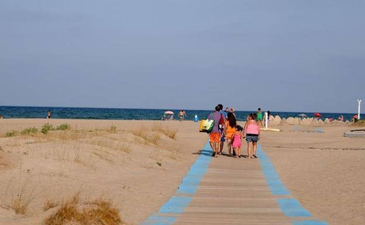 Bañistas en la playa. 