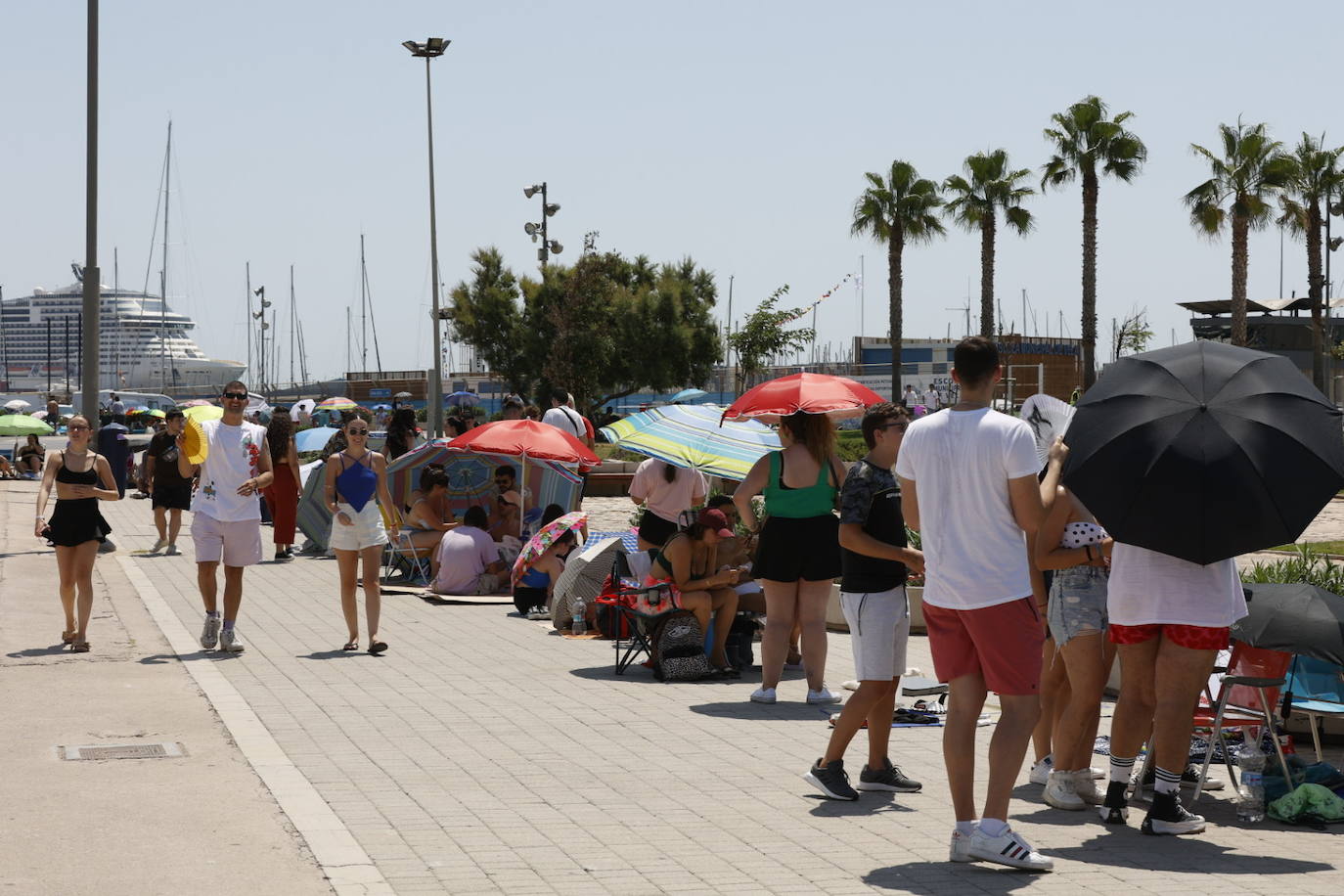 Fotos: Colas para ver a Rosalía en Valencia en plena ola de calor