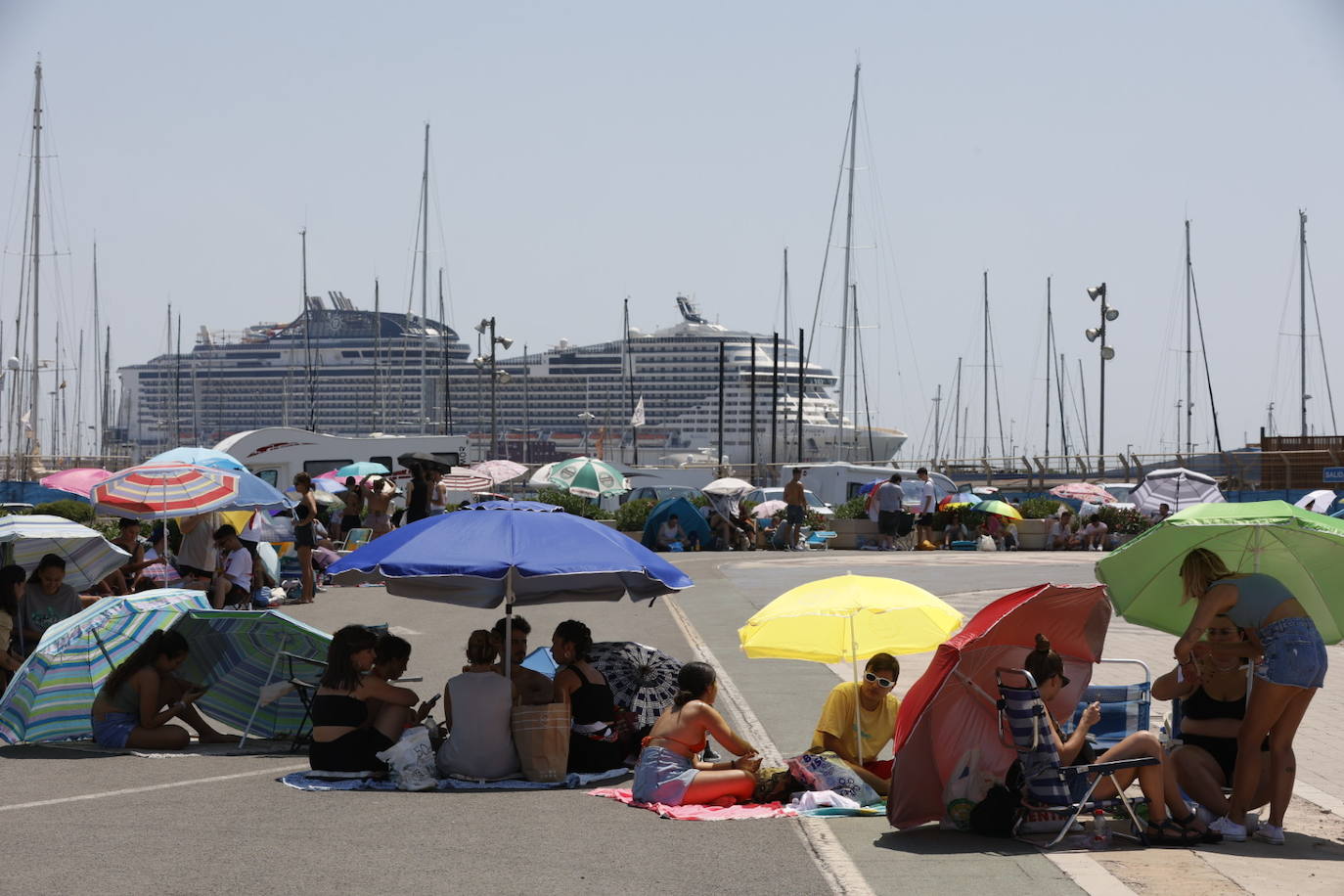 Fotos: Colas para ver a Rosalía en Valencia en plena ola de calor