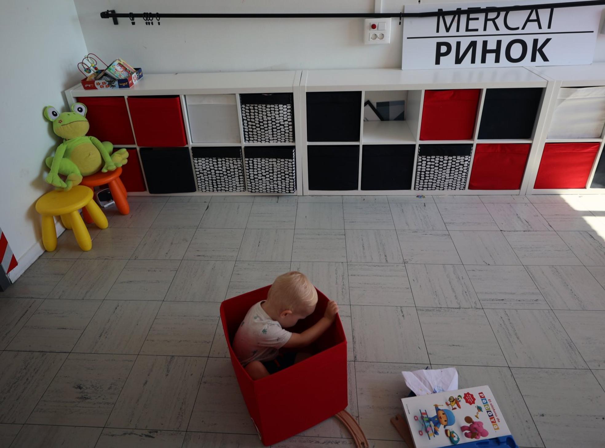 Dejar atrás la guerra jugando. El hijo de Angelina se divierte en la zona común infantil. 