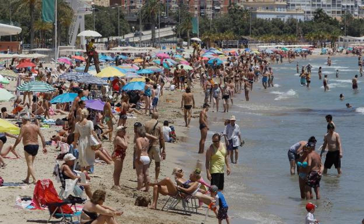 Imagen de la playa de la Albufereta repleta de alicantinos y turistas. 