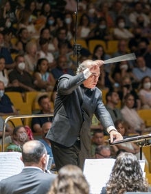 Imagen secundaria 2 - Arriba, Unión Musical de Benaguasil y abajo, el director Javier Enguídanos (Llíria) y el director Vicent Balaguer (Benaguasil). 