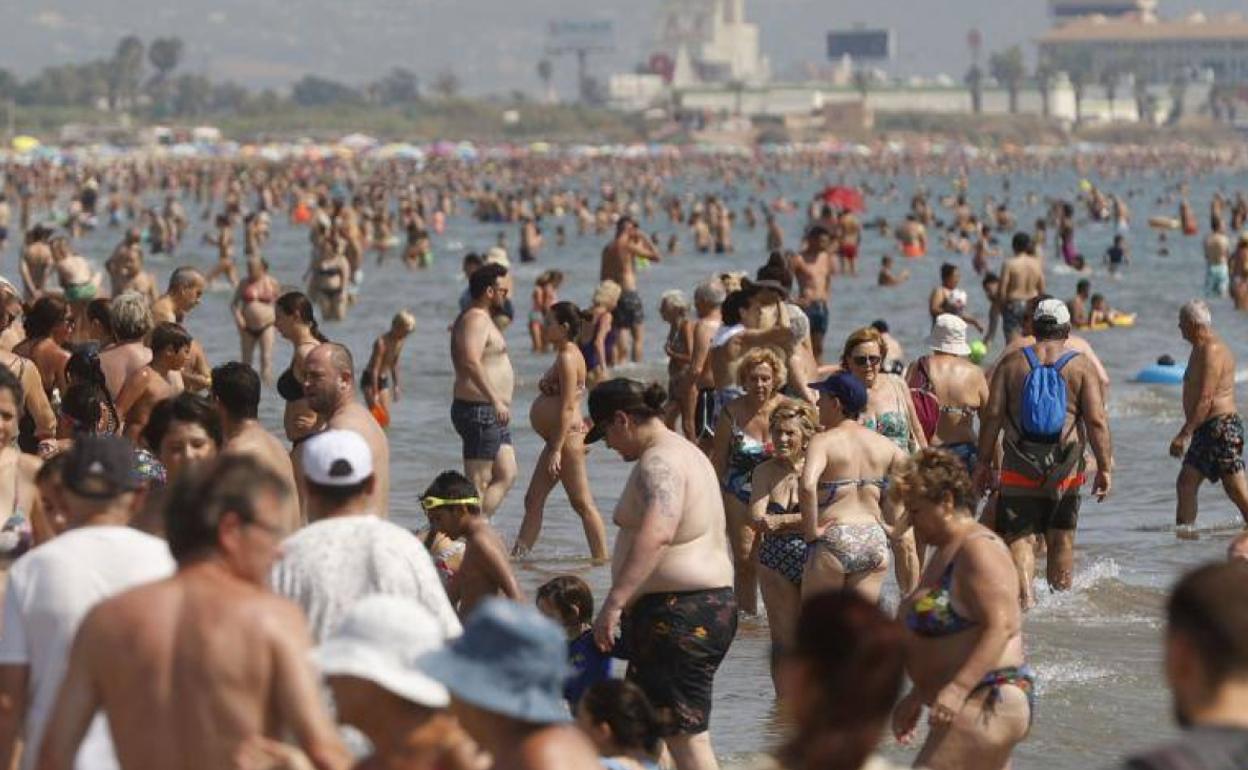 Playas del Cabanyal y de la Malvarrosa llena de bañistas. 