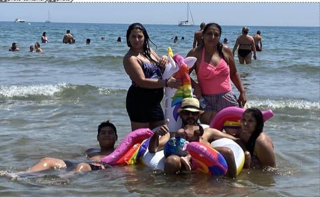 Imagen principal - Cristina Flores y su familia, con el flotador de unicornio; María Maghiar mostrando un recipiente con sandía y Luz Cardona, en una tienda de campaña. 