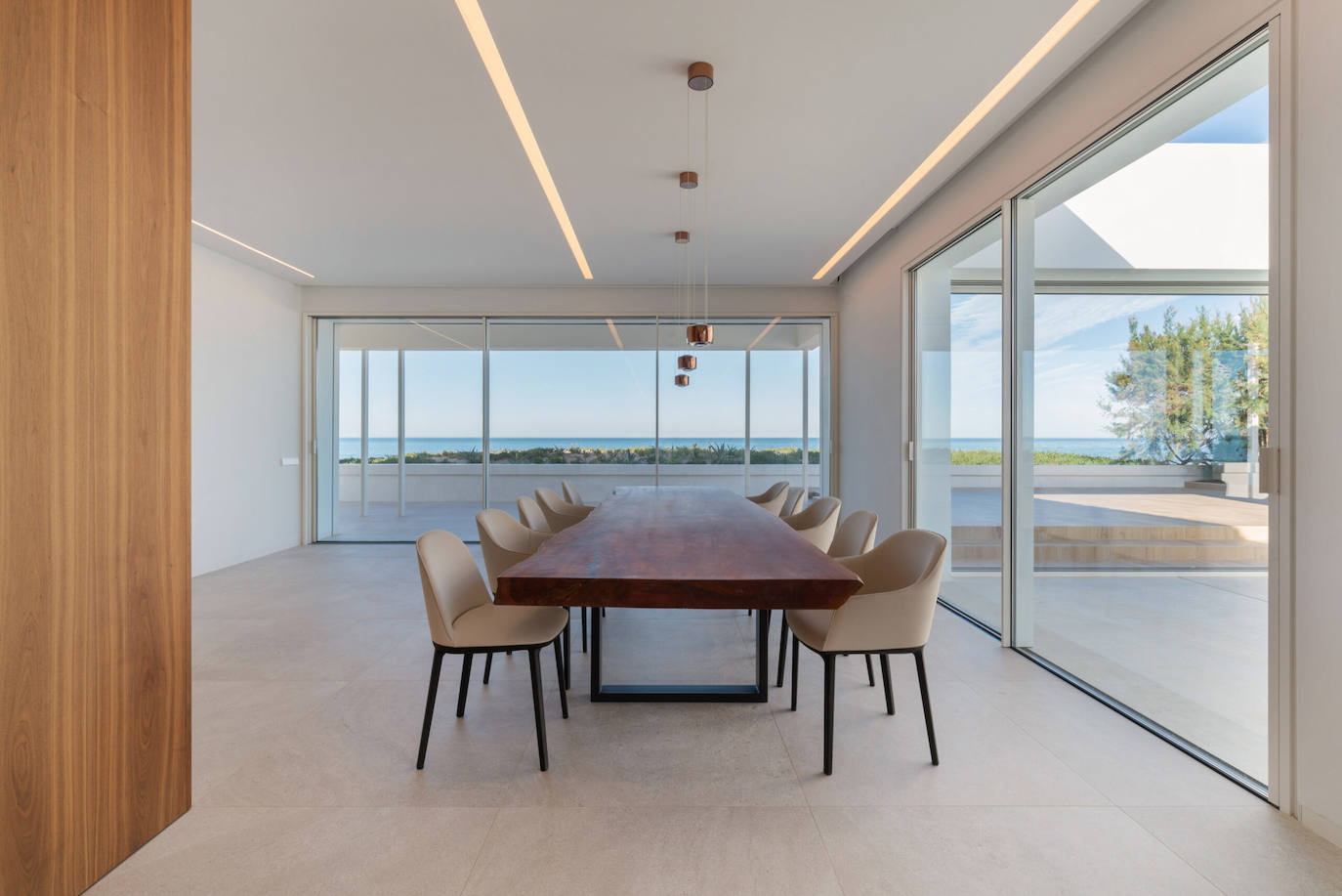 La zona de comedor tiene unas vistas espectaculares al mar Mediterráneo.