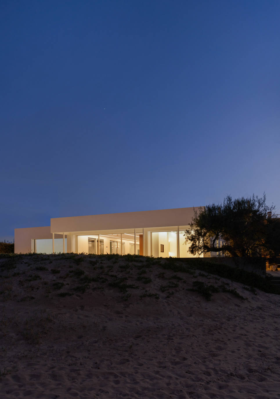 La duna crea una barrera entre la playa y la vivienda.