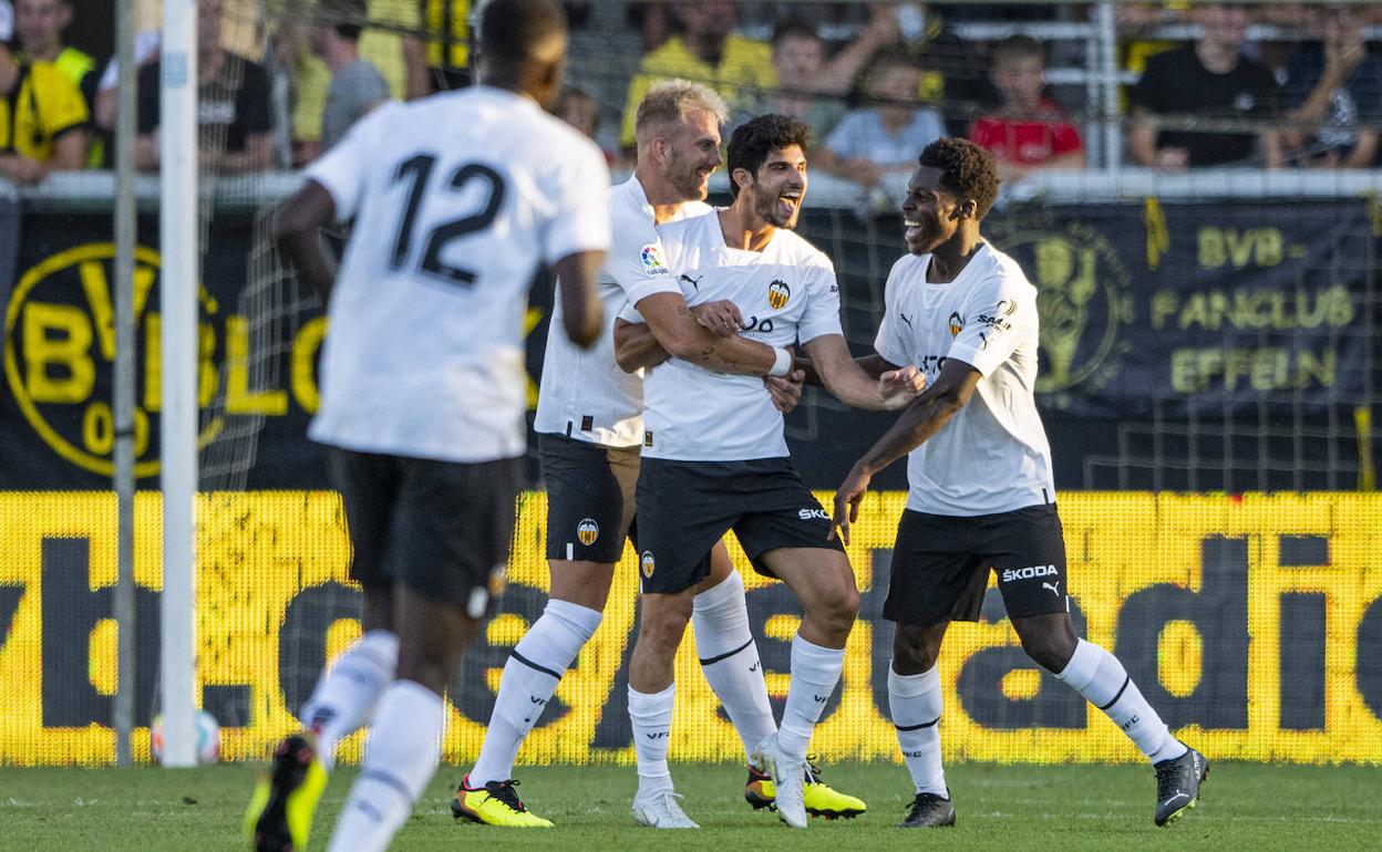 Guedes, eufórico tras el golazo que selló la victoria del Valencia.