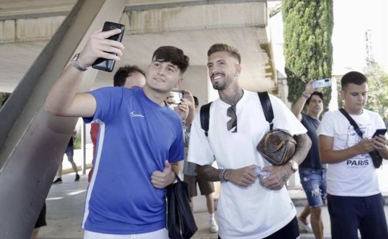 Samu Castillejo, a su llegada al aeropuerto de Manises.