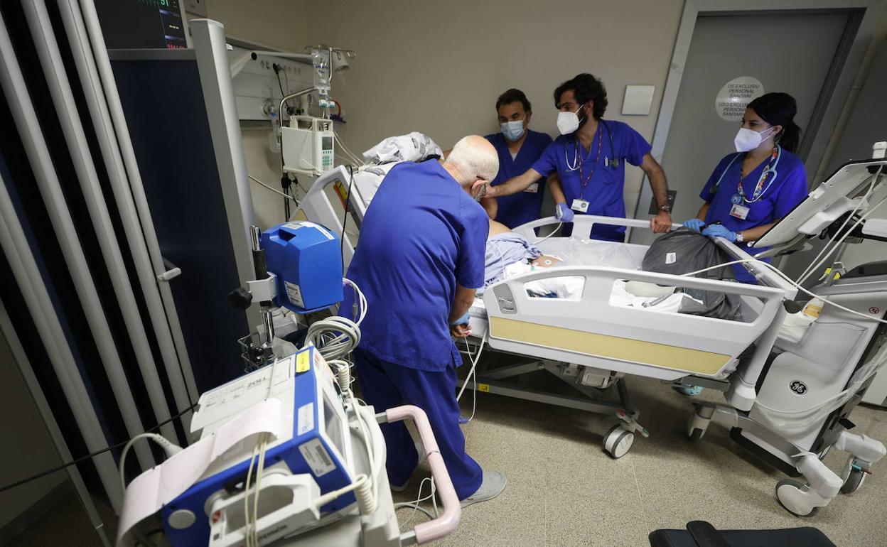 Personal sanitario en el servicio de Urgencias del hospital La Fe de Valencia.