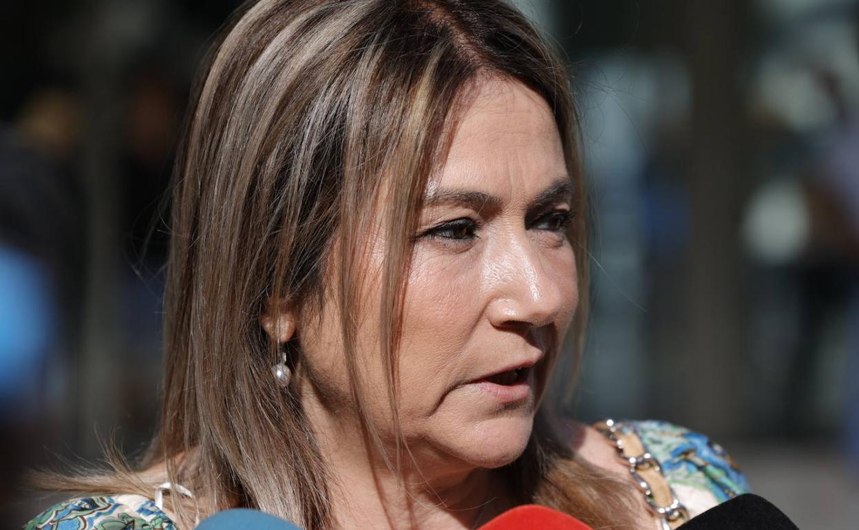 La madre de Marta Calvo en la puerta de la Ciudad de la Justicia. 