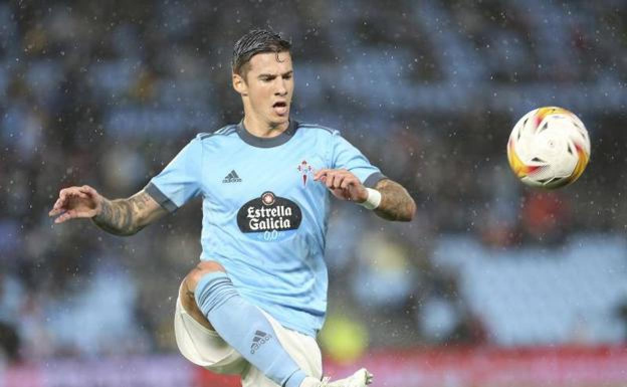 Santi Mina, en un partido con el RC Celta