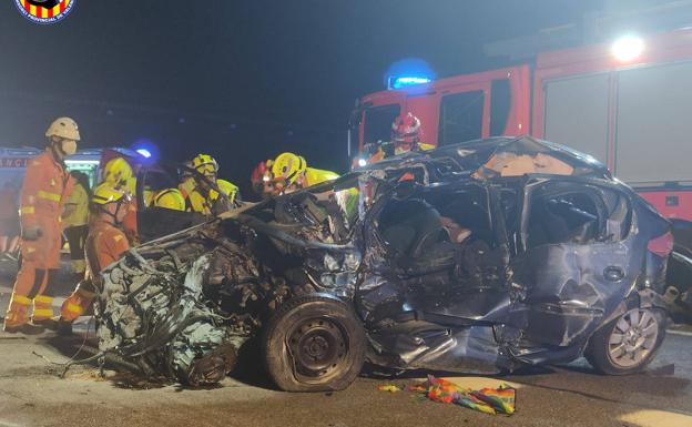El vehículo completamente destrozado tras el accidente.