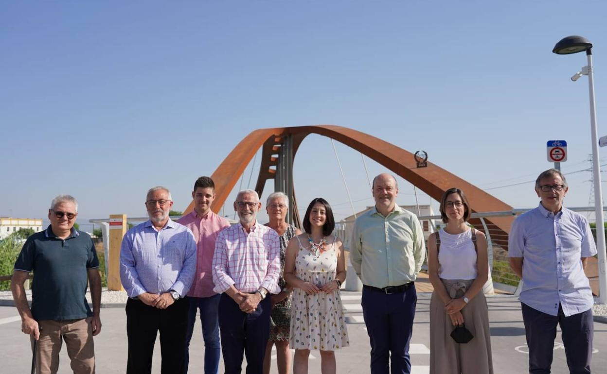 La consellera Rebeca Torró con los alcaldes de los municipios en la visita a la pasarela. 