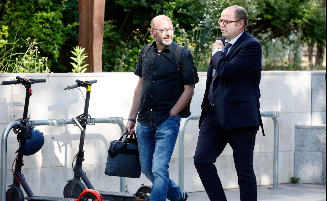 Francis Puig junto a su abogado antes de declarar en la Ciudad de la Justicia en mayo. 