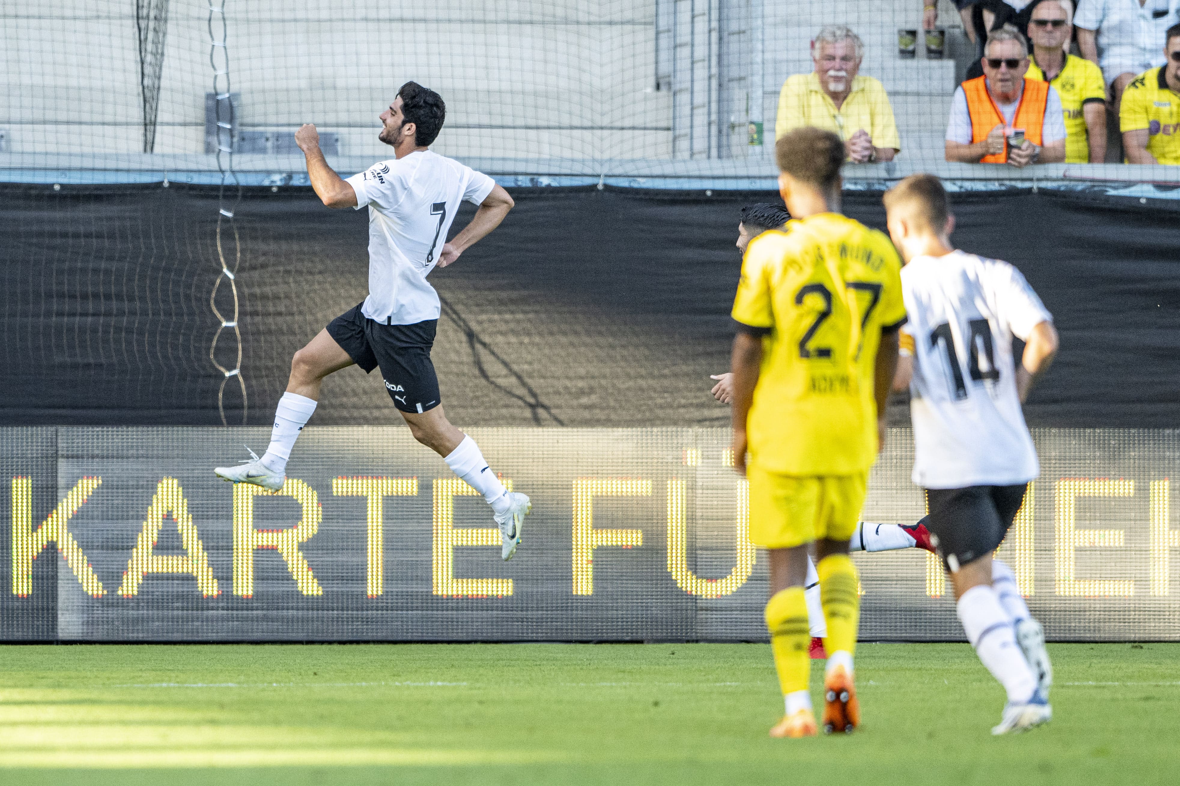 Gonçalo Guedes, durante el primer encuentro de pretemporada ante el Borussia Dortmund. 