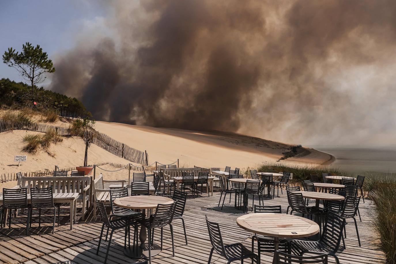 La duna de Pilat, cerca de Burdeos, es un reclamo turístico y está muy cerca de Arcachon y y de Cap de Ferrer