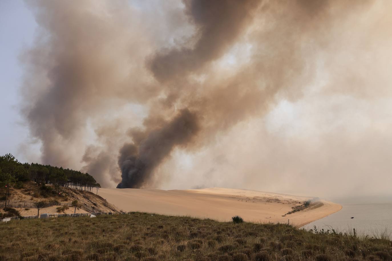 La duna de Pilat, cerca de Burdeos, es un reclamo turístico y está muy cerca de Arcachon y y de Cap de Ferrer