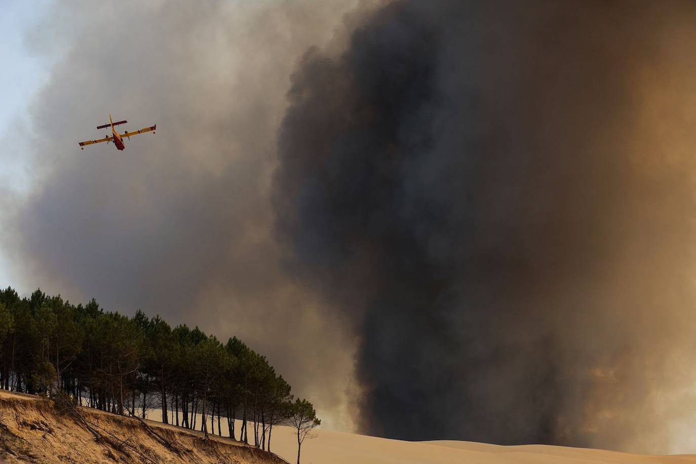 La duna de Pilat, cerca de Burdeos, es un reclamo turístico y está muy cerca de Arcachon y y de Cap de Ferrer