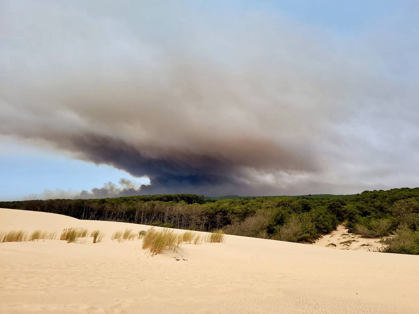 La duna de Pilat, cerca de Burdeos, es un reclamo turístico y está muy cerca de Arcachon y y de Cap de Ferrer