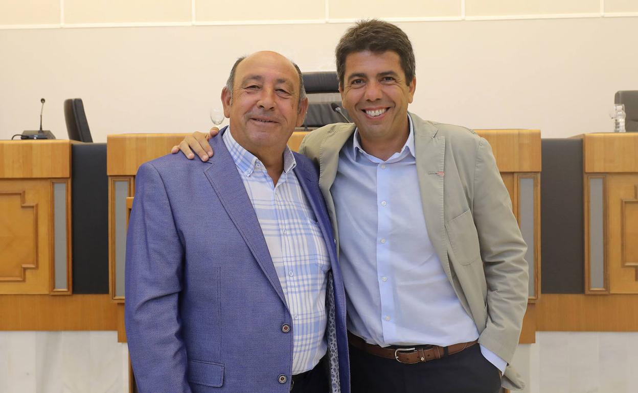 Jaume Pascual recibe el reconocimiento por parte de Carlos Mazón. 