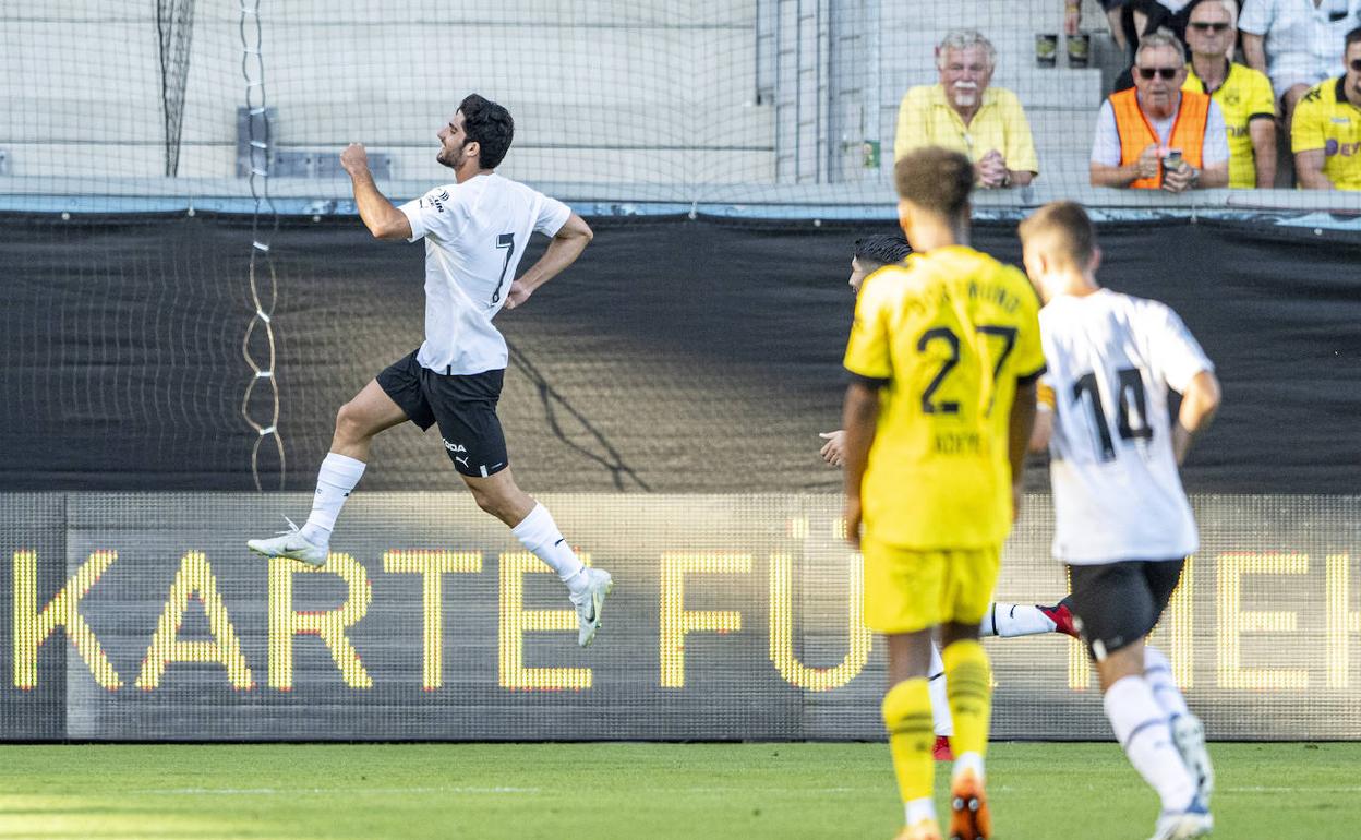 Guedes celebra el primer gol que le marcó al Borussia Dortmund. 