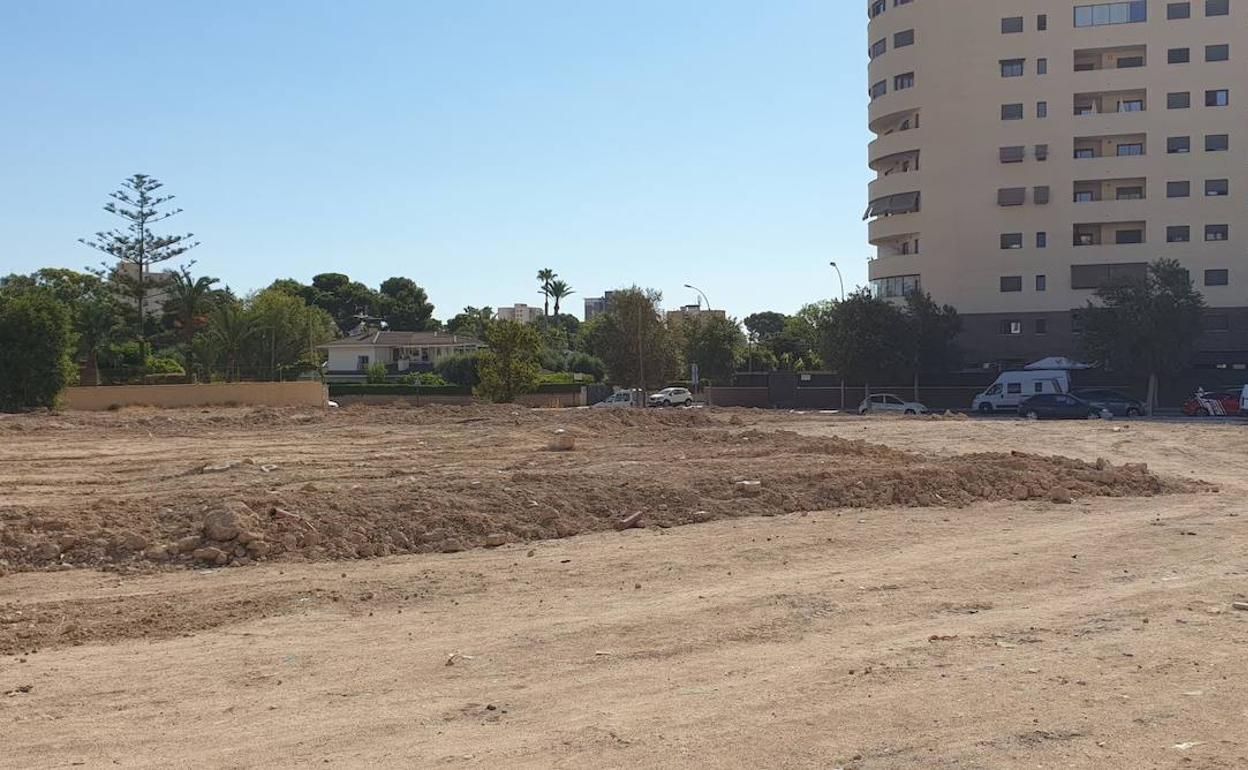 Imagen del terreno sobre el que irán los nuevos aparcamientos en la Playa de San Juan. 