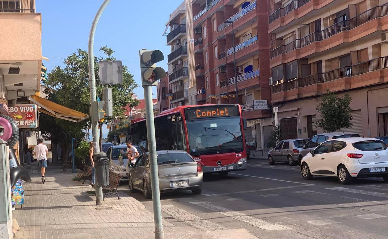 Autobús en Pinedo | El infierno de coger el autobús en Pinedo durante el  verano | Las Provincias